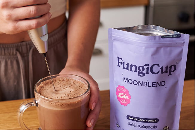 Cuchara dosificadora con cacao sobre una taza